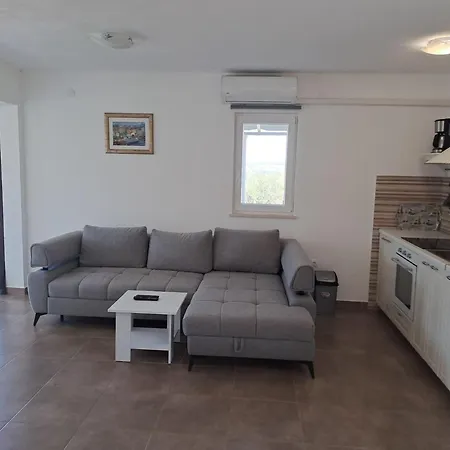 Semesterbostad Nane Garden House With Heat Pool