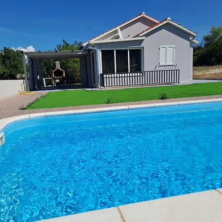 Semesterbostad Nane Garden House With Heat Pool