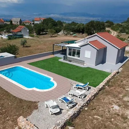 Semesterbostad Nane Garden House With Heat Pool Mirce