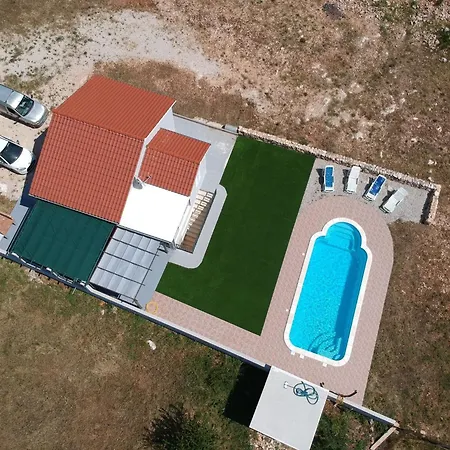 Semesterbostad Nane Garden House With Heat Pool Mirce