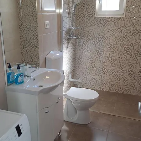 Semesterbostad Nane Garden House With Heat Pool Mirce