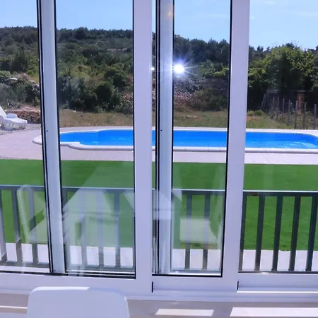 Semesterbostad Nane Garden House With Heat Pool