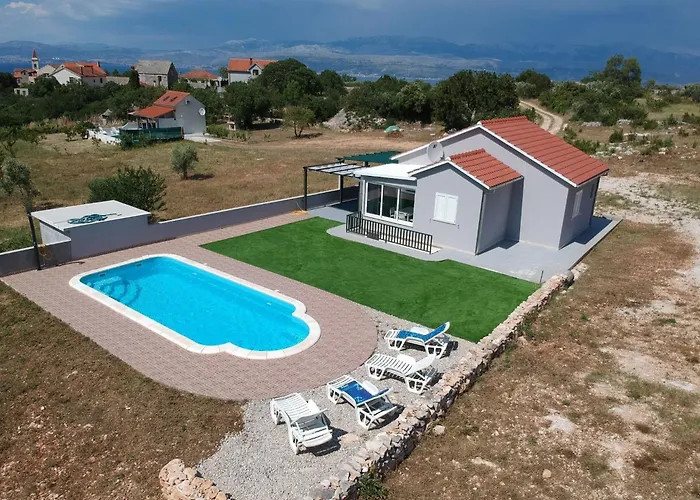 Prázdninový dům Nane Garden House With Heat Pool Mirce